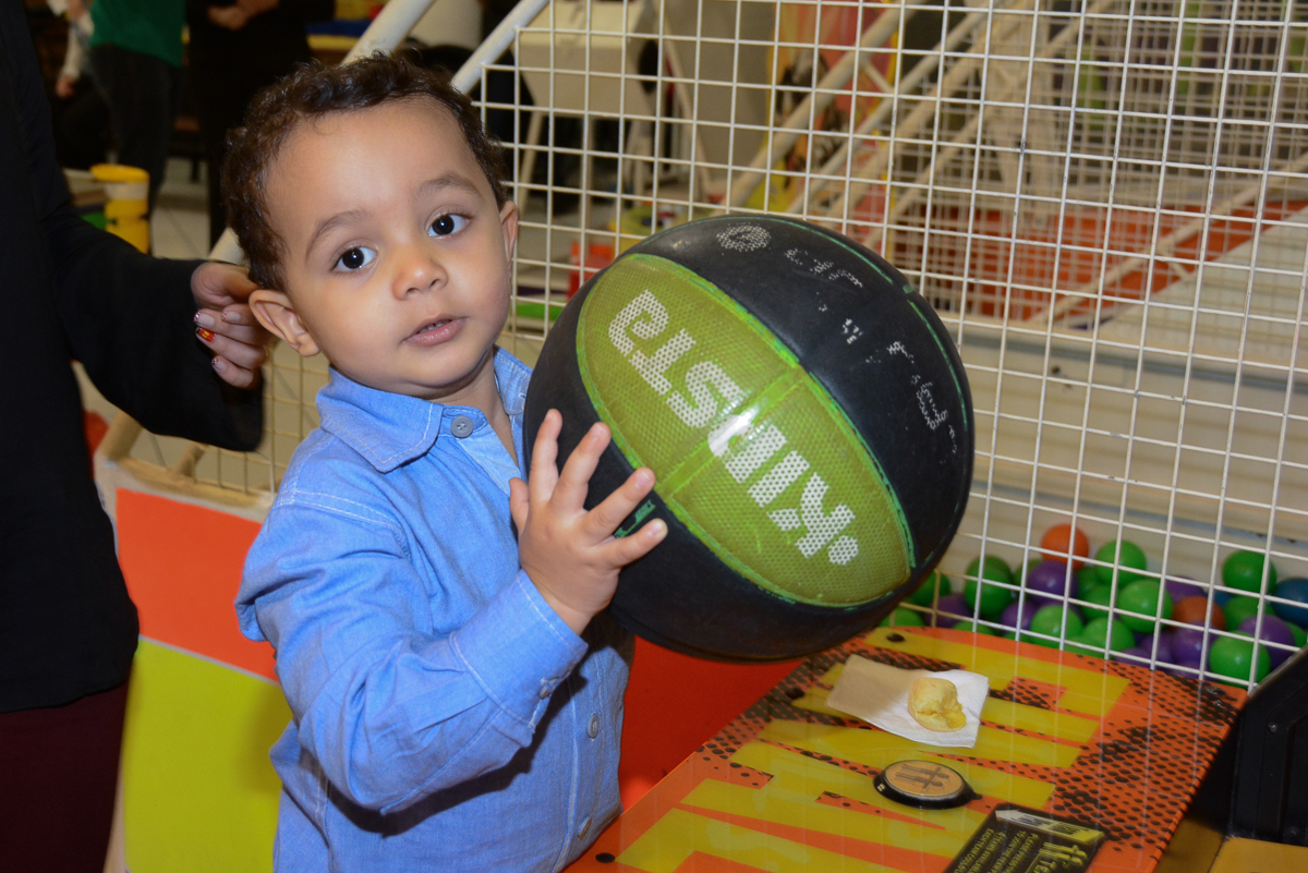 atheus jogando basquete no Buffet Fábrica da Alegria, Morumbi