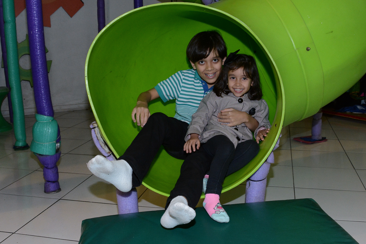 amiguinhos no escorregador no Buffet Fábrica da Alegria, Morumbi