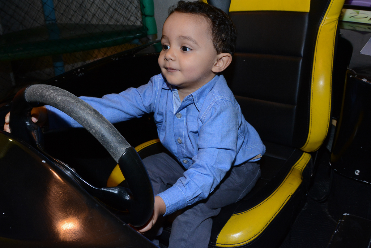 Matheus no carrinho no Buffet Fábrica da Alegria, Morumbi