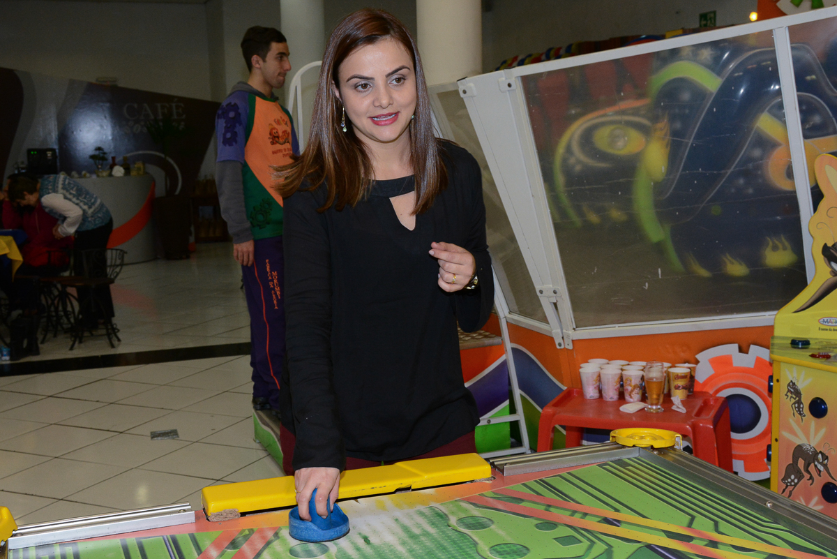 mamãe jogando com Matheus no Buffet Fábrica da Alegria, Morumbi
