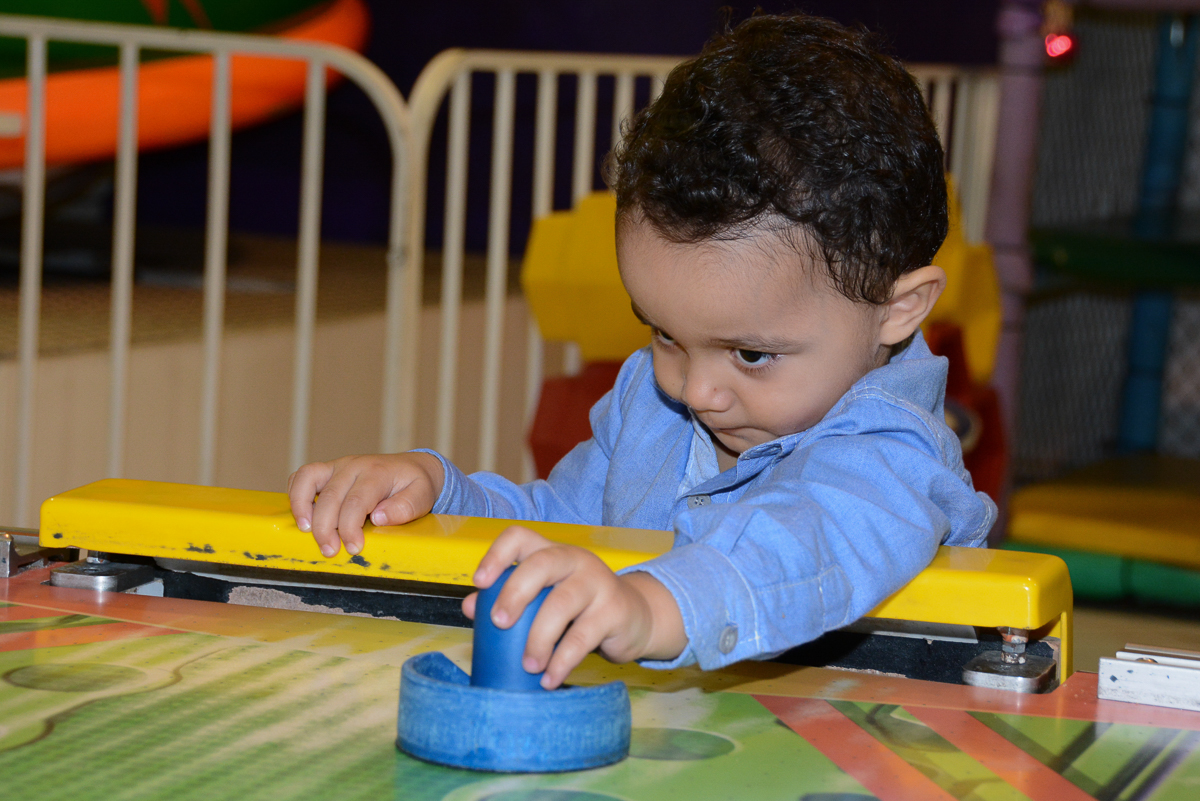 Matheus feliz brincando no Buffet Fábrica da Alegria, Morumbi