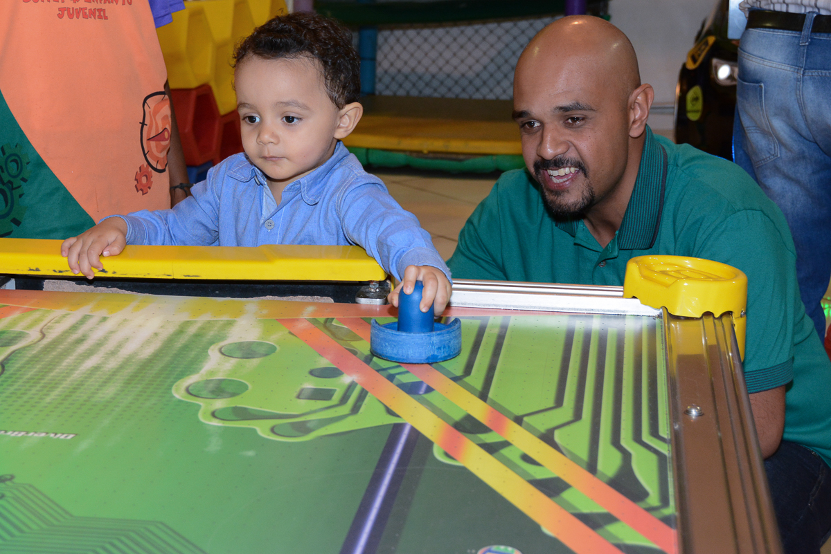 Matheus e papai jogando no Buffet Fábrica da Alegria, Morumbi