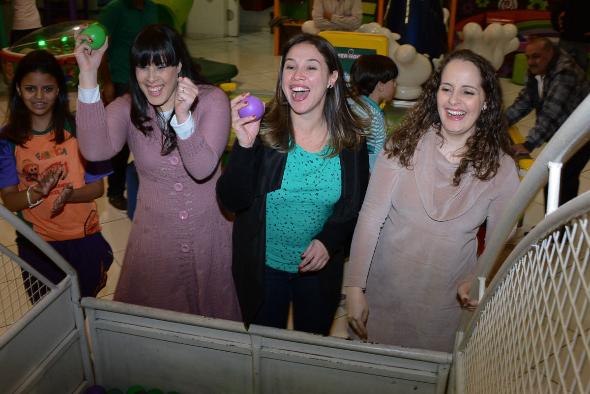 convidadas jogando bolinhas no Buffet Fábrica da Alegria, Morumbi