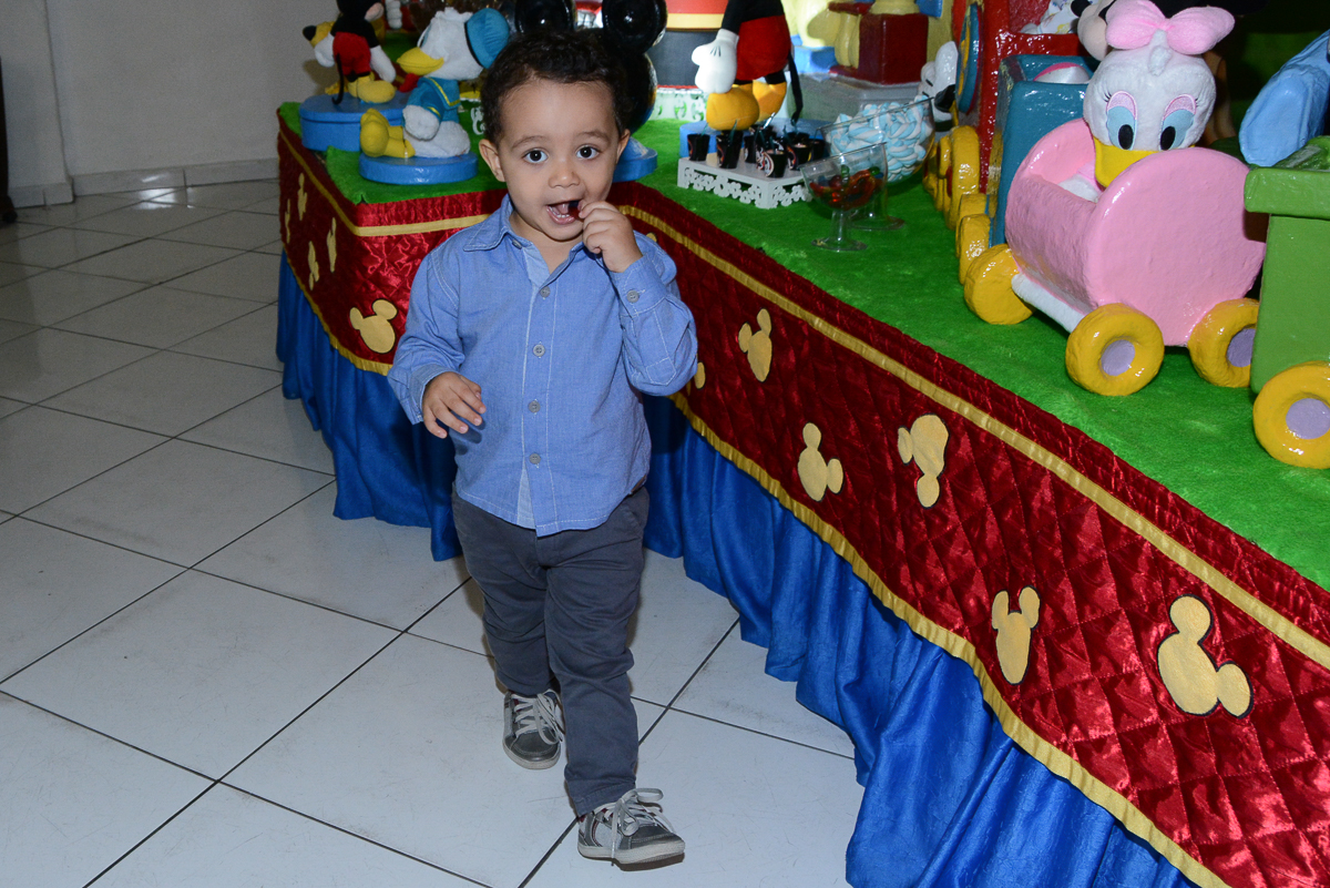 Matheus comendo doce da festa no Buffet Fábrica da Alegria, Morumbi