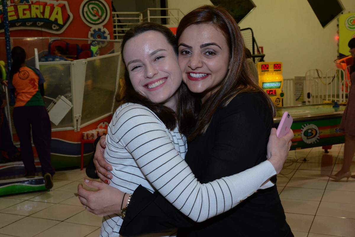 mamãe do Matheus recebendo amiga no Buffet Fábrica da Alegria, Morumbi