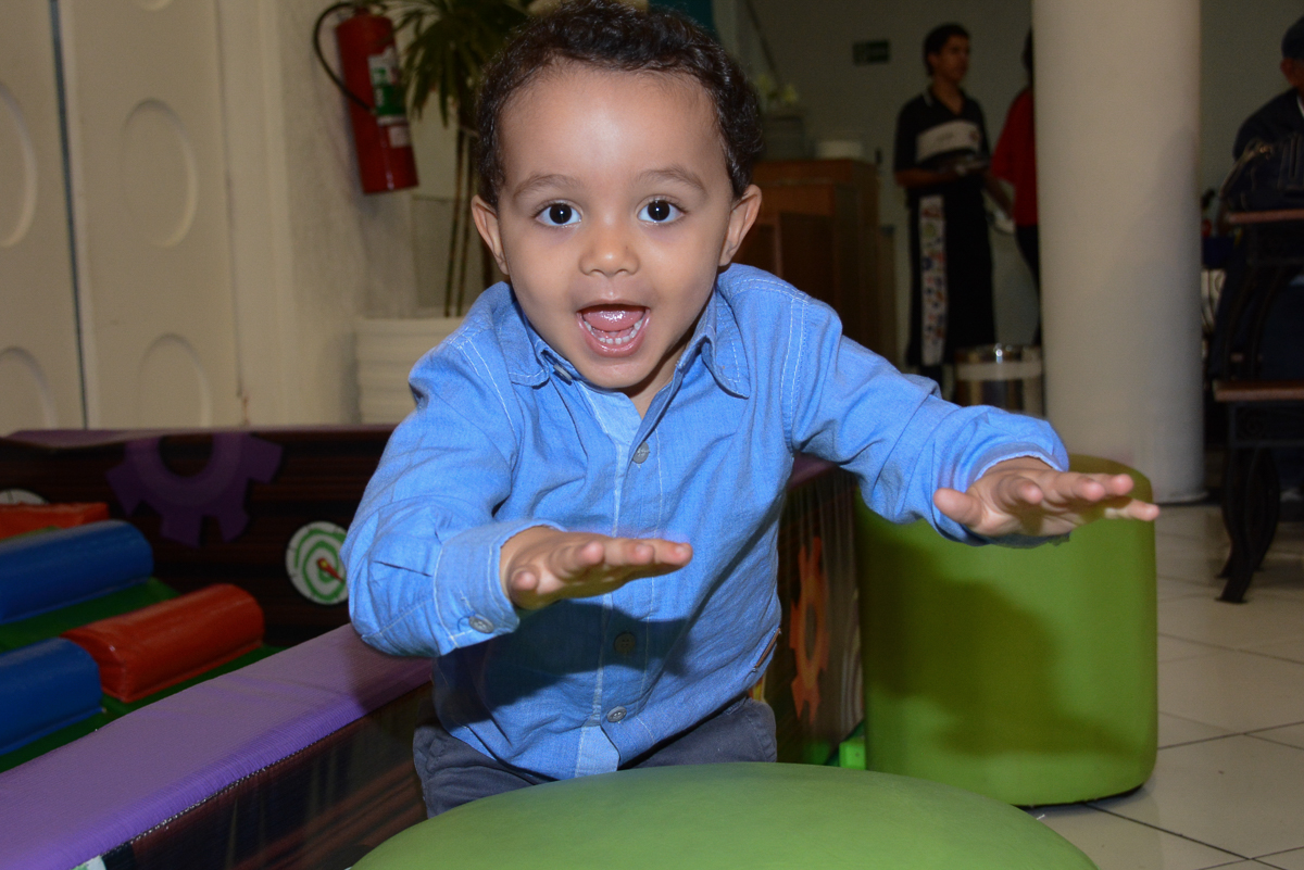 Matheus batucando no Buffet Fábrica da Alegria, Morumbi