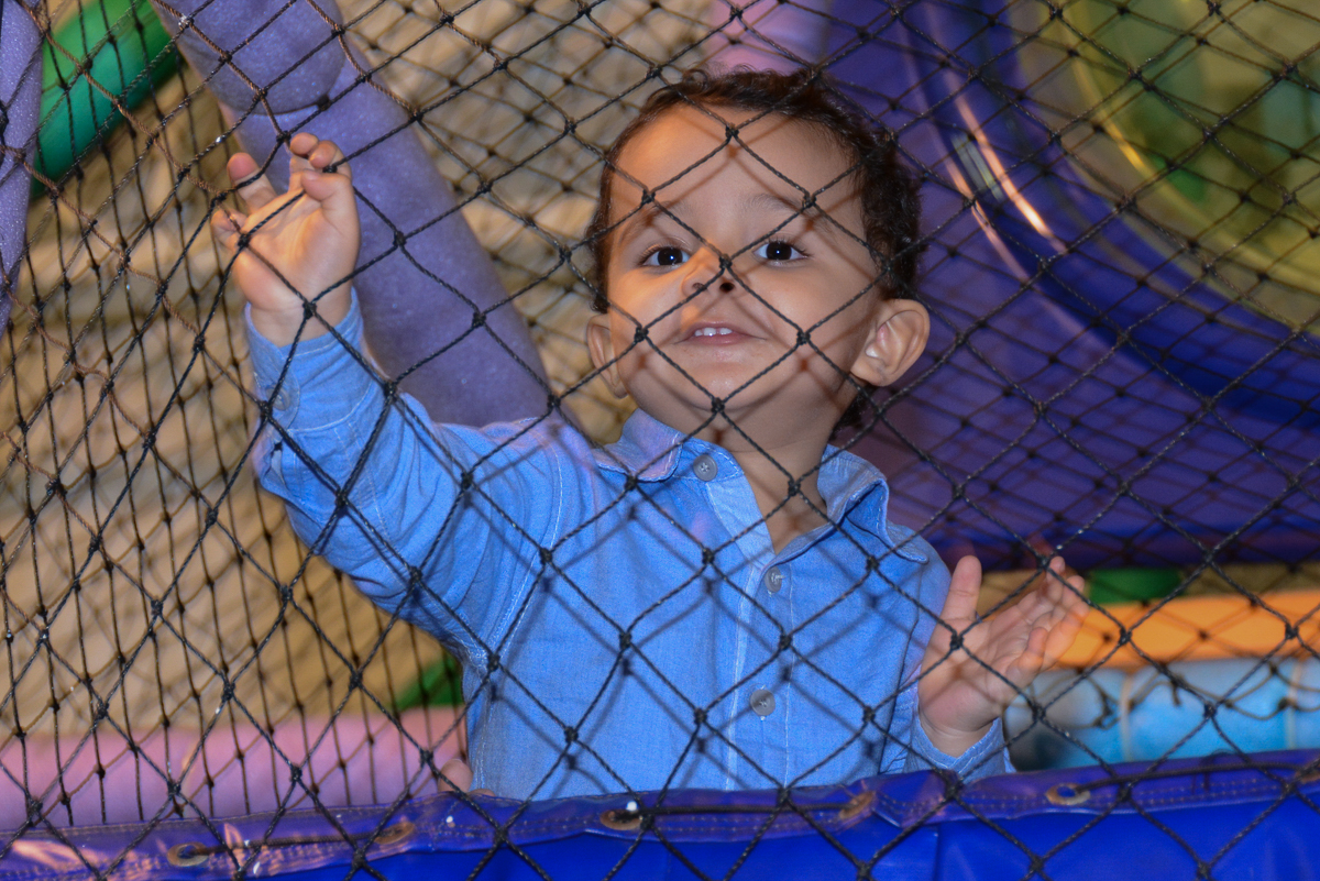 Matheus no brinquedão no Buffet Fábrica da Alegria, Morumbi