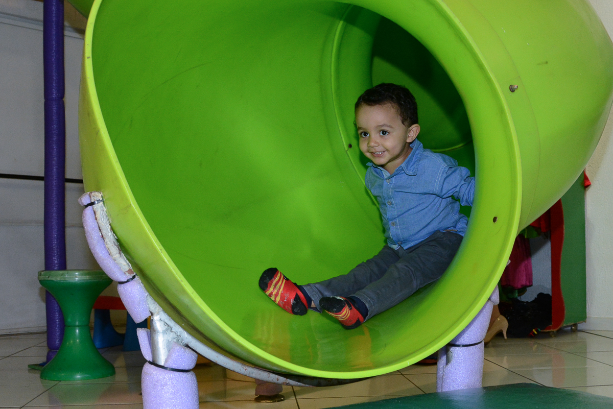 Matheus no escorregador no Buffet Fábrica da Alegria, Morumbi