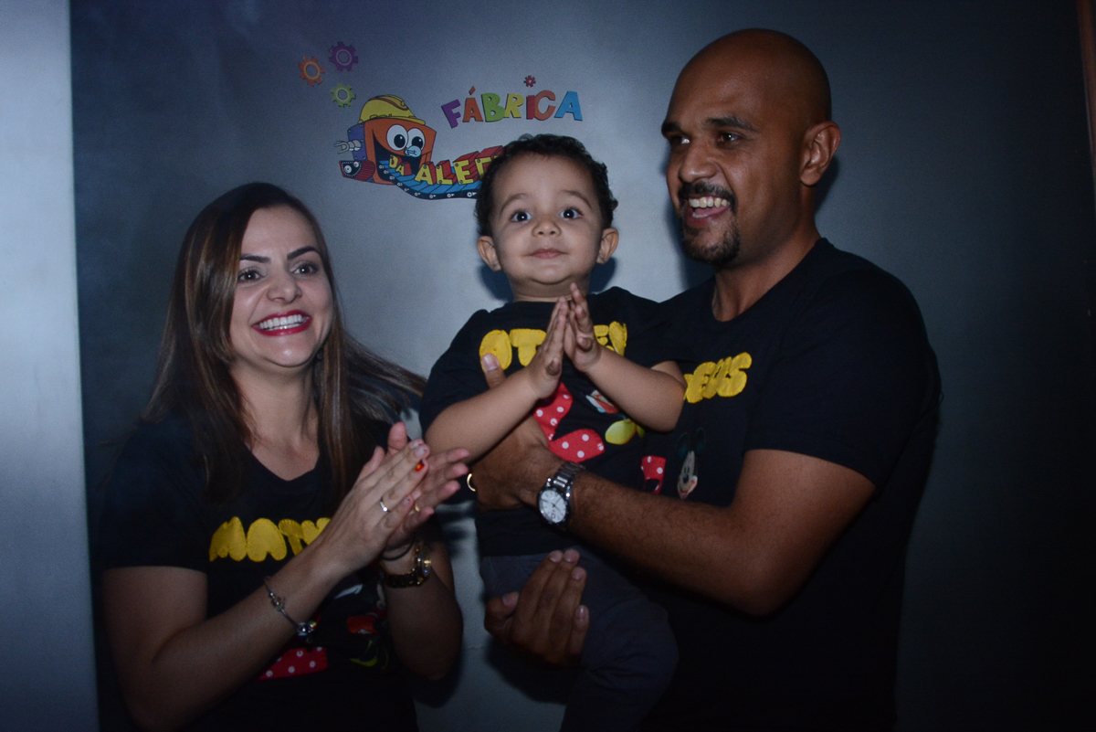 Família cantando parabéns para Matheus no Buffet Fábrica da Alegria, Morumbi
