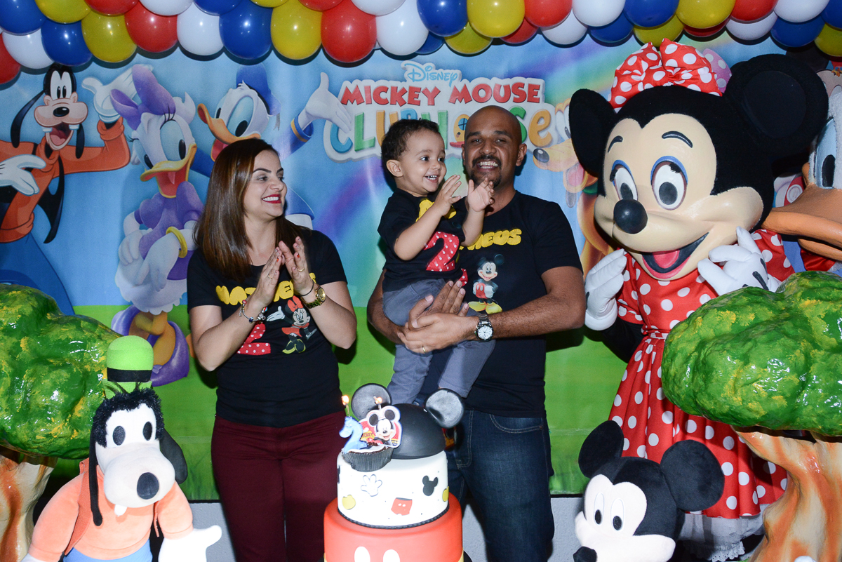 Família feliz na mesa do bolo da festa do Matheus no Buffet Fábrica da Alegria, Morumbi