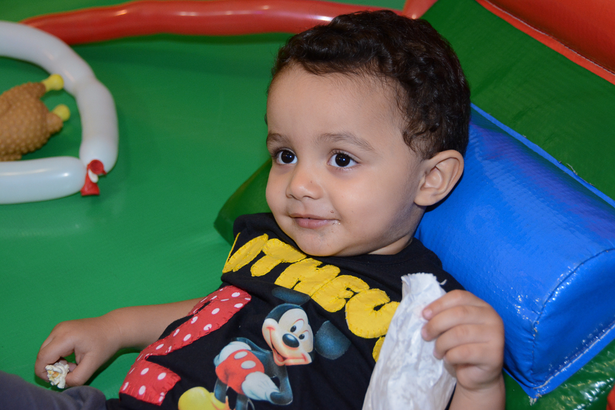 Matheus descansando depois do parabéns no Buffet Fábrica da Alegria, Morumbi