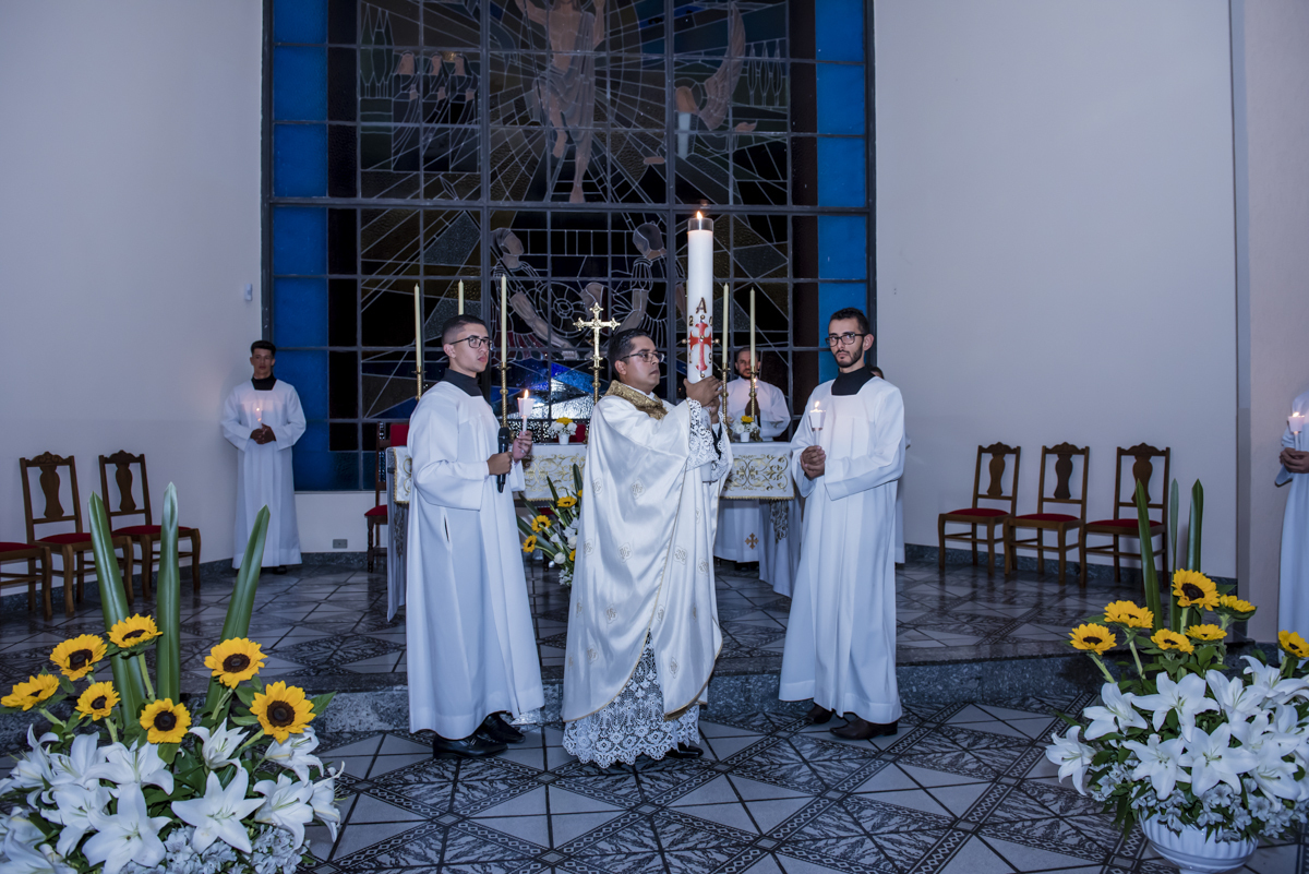 O padre se prepara para a cerimônia