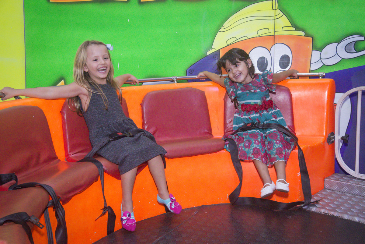 brincando com a amiga no labamba