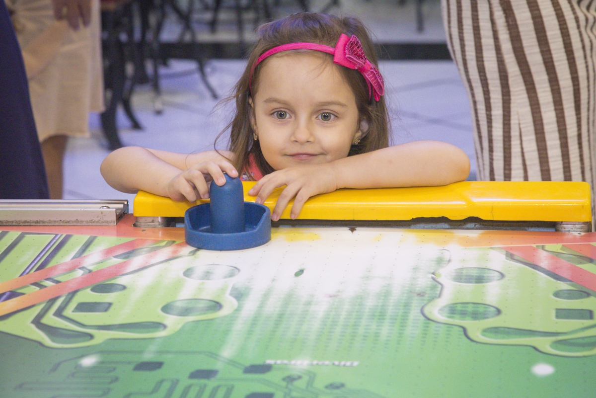 preparando para o jogo de utebol de mesa
