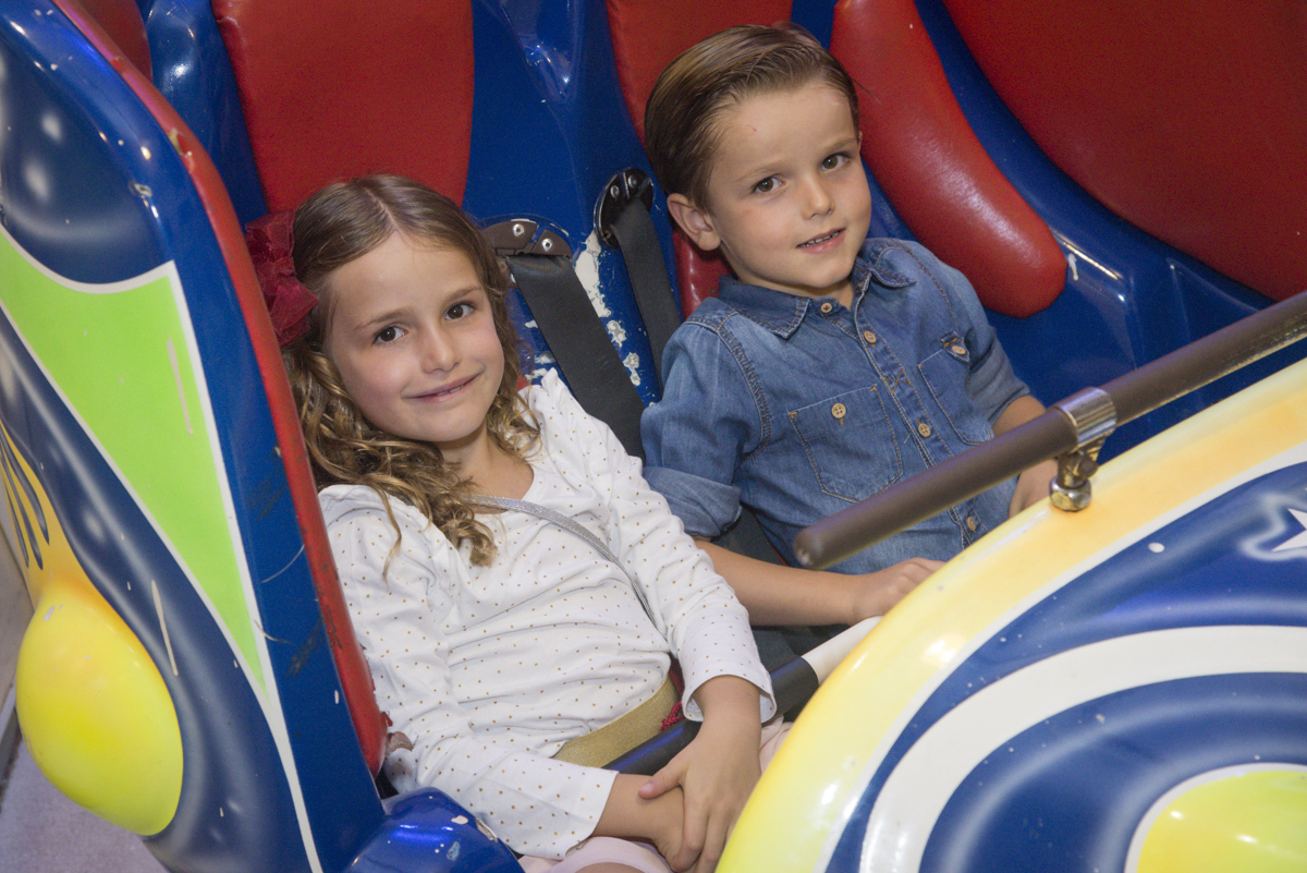 Os amigos também curtem o brinquedo jornada nas estrelas