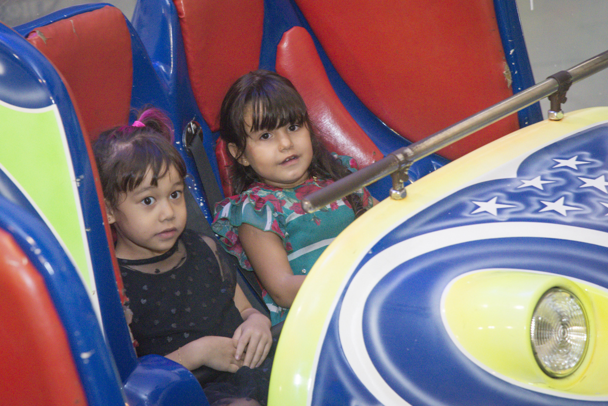 diversão garantida no brinquedo jornada nas estrelas