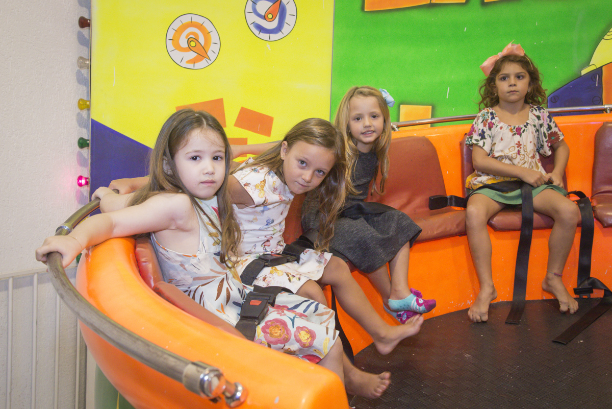 reunião de amigos no brinquedo labamba