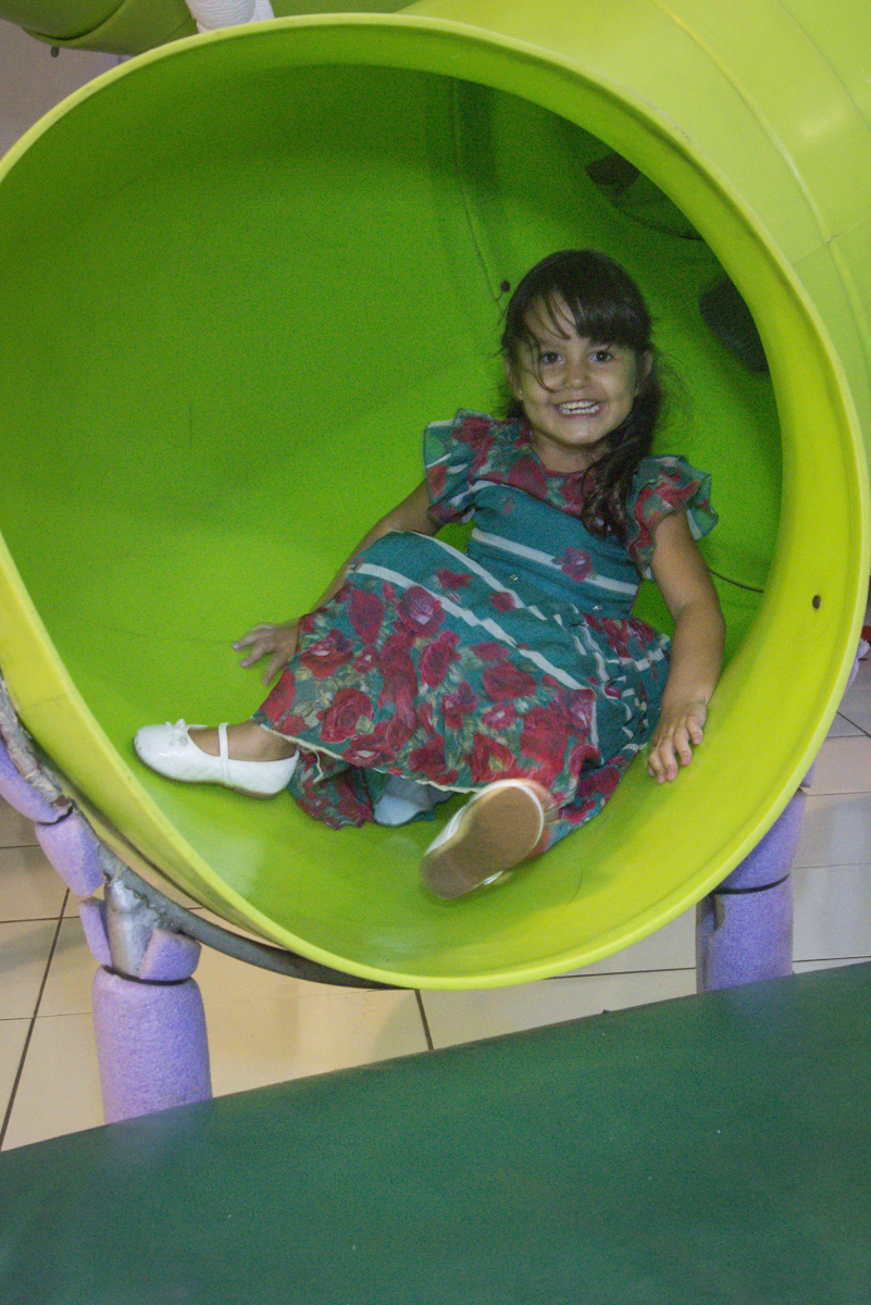 descendo no escorregador do brinquedão