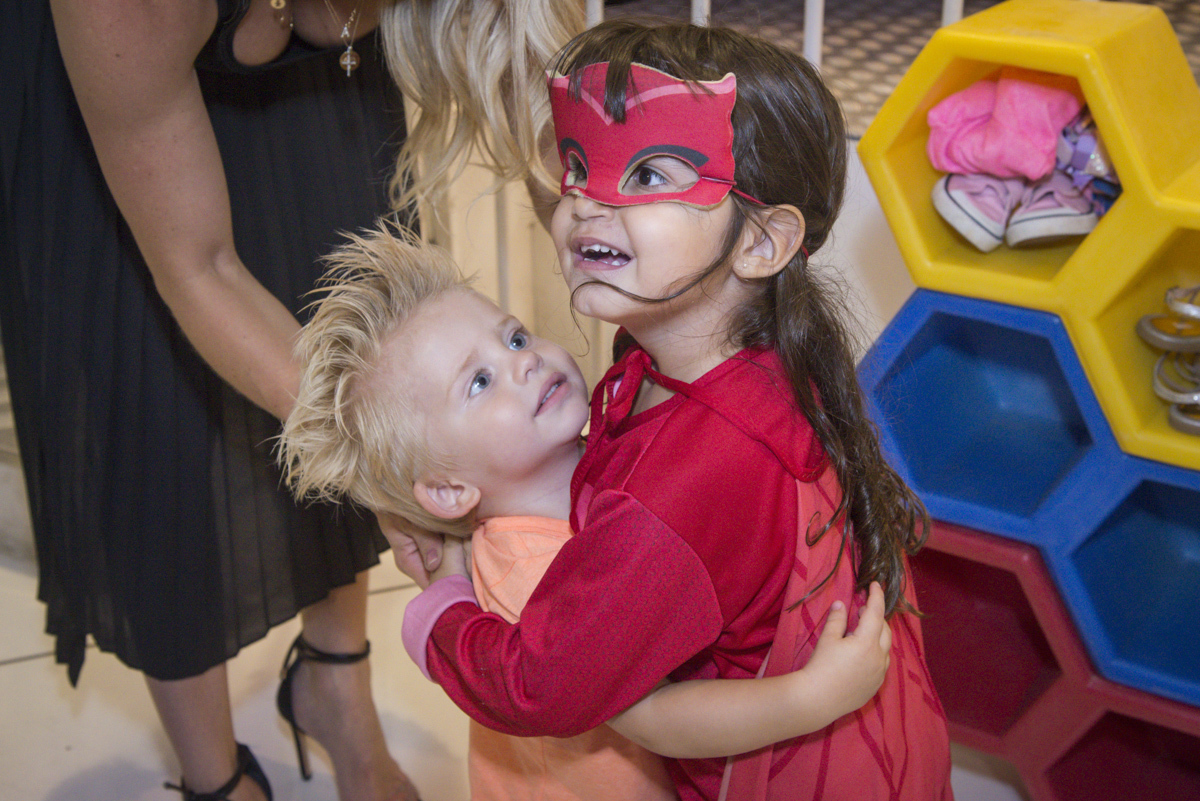 recebendo o amigo com abraço