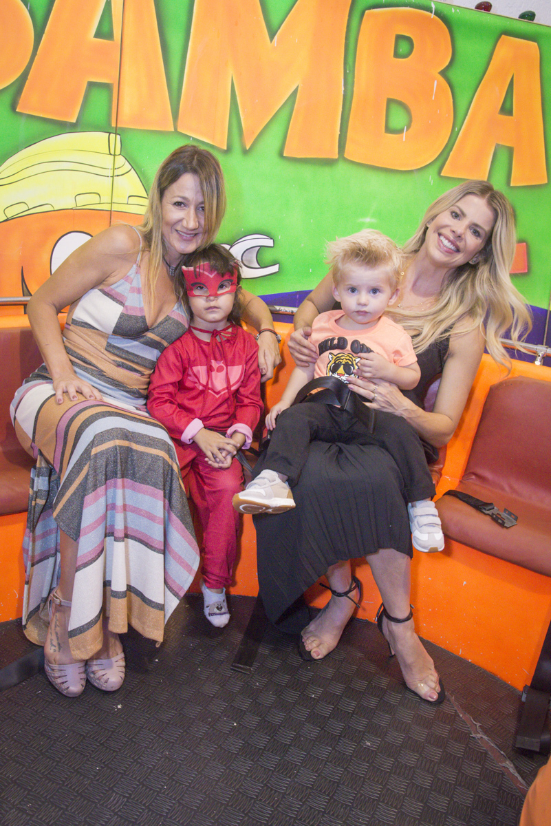 mamãe aproveita o brinquedo labamba com a amga