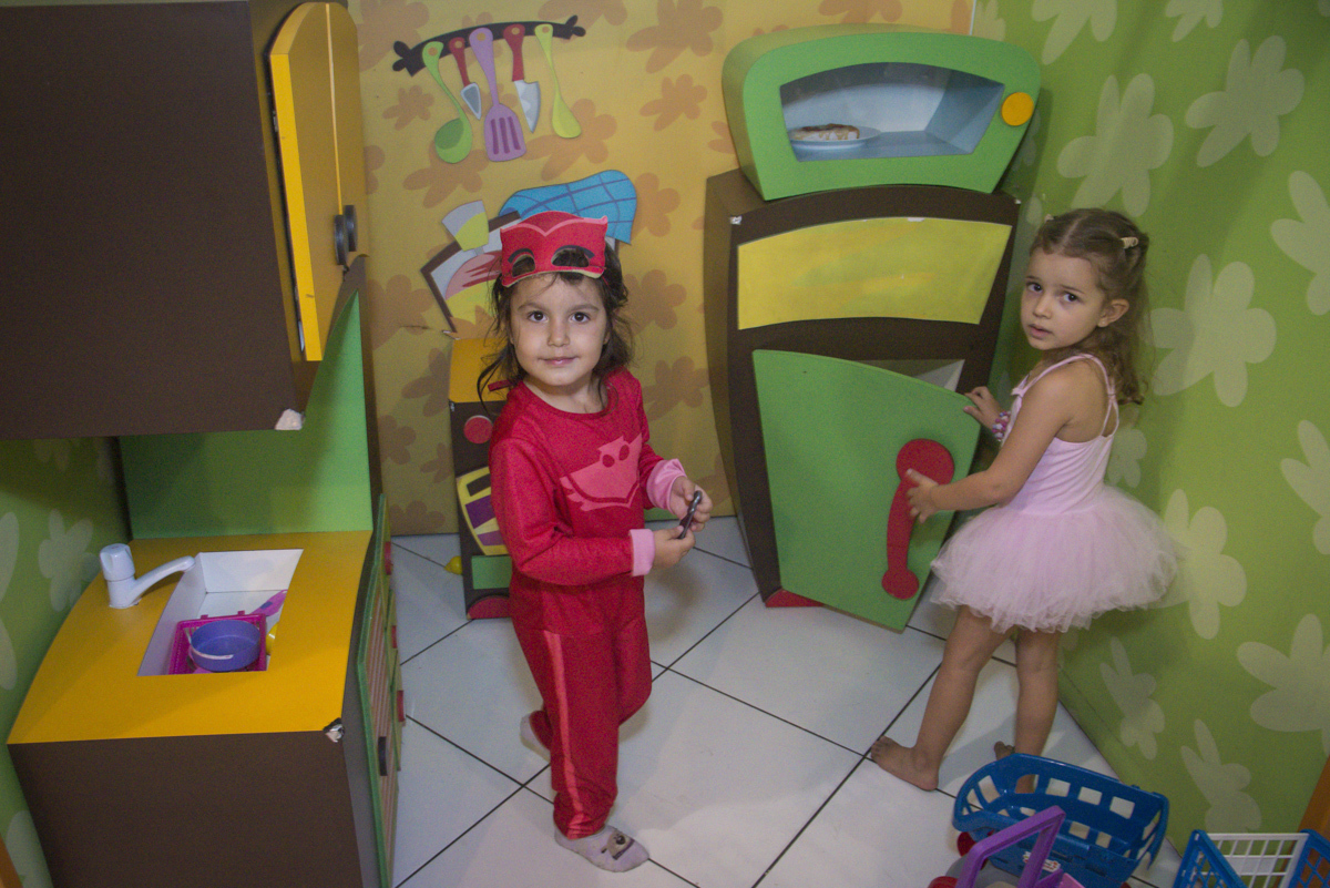 brincando na casinha de boneca