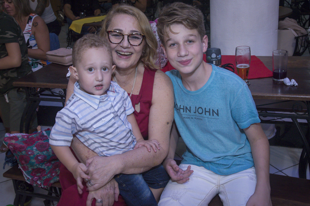 primo curte o colo da vovó