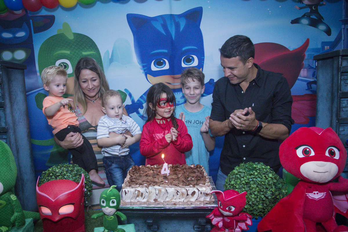 todos cantam um parabéns animado para maya