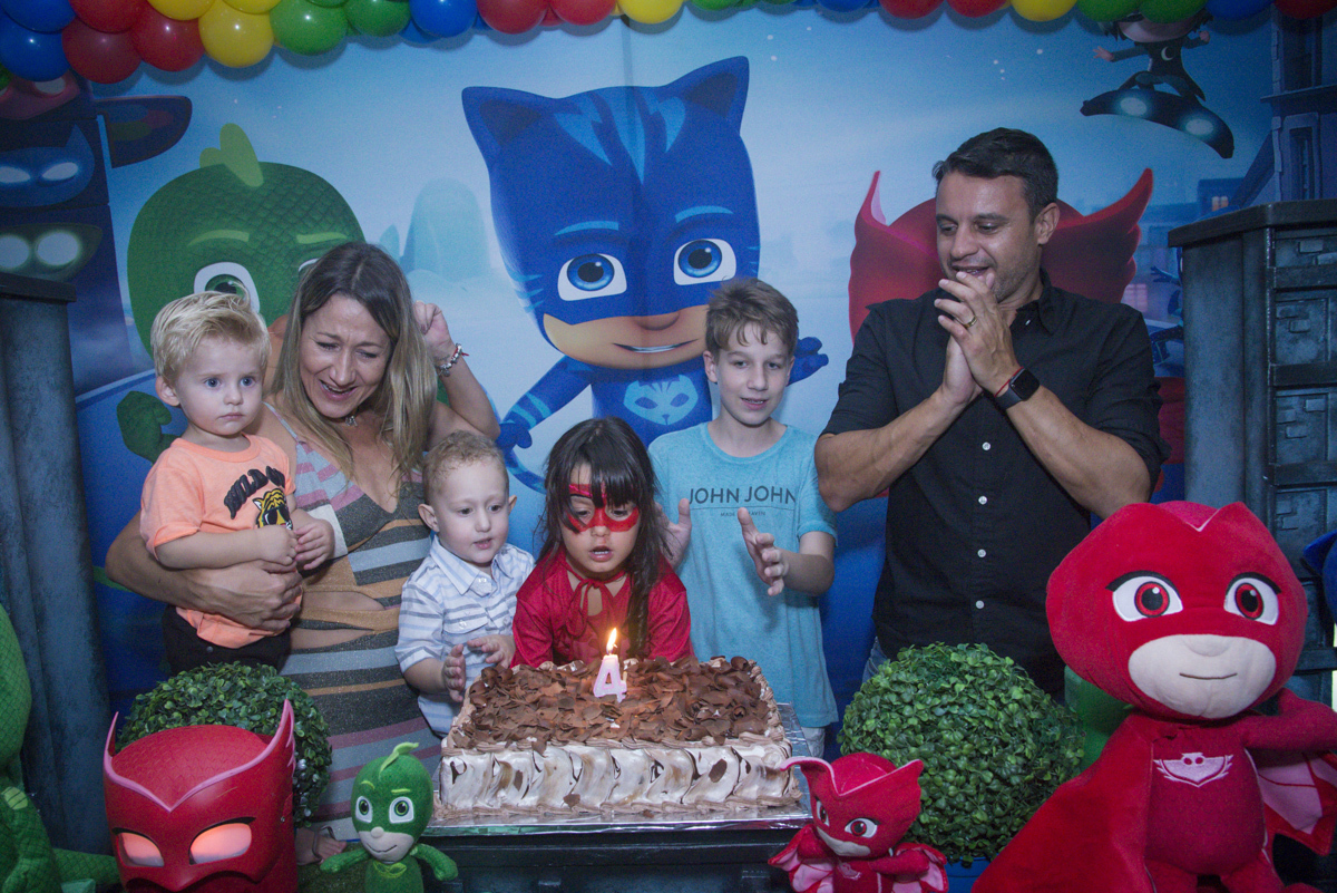 todos felizes na hora do parabéns