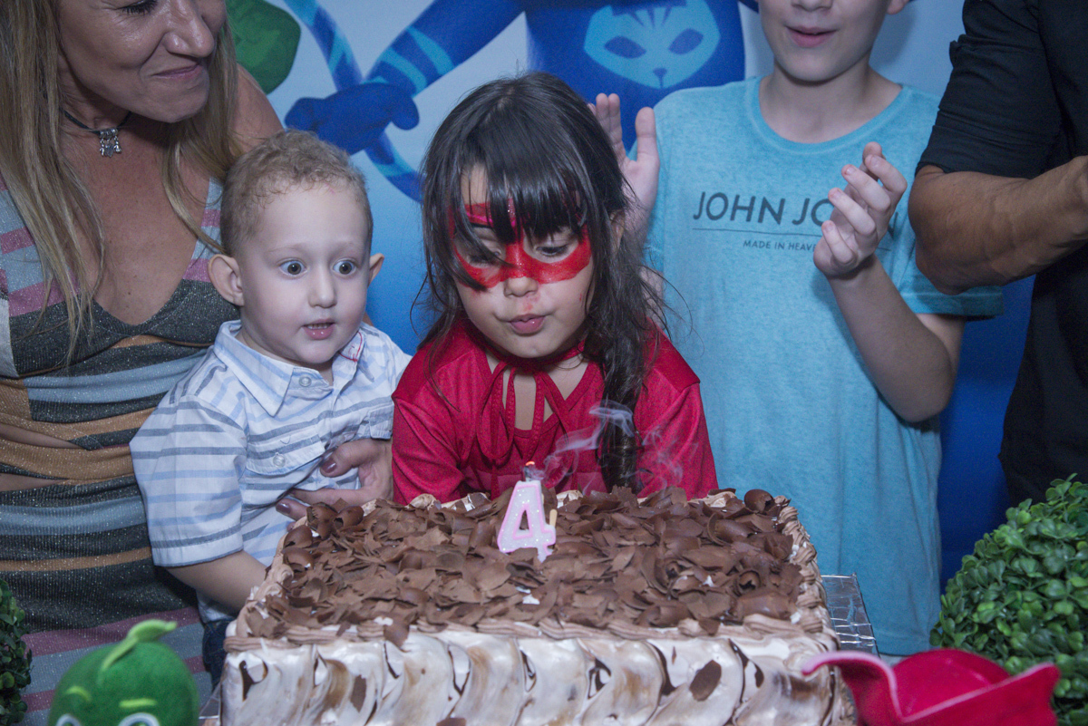 soprando a vela do bolo