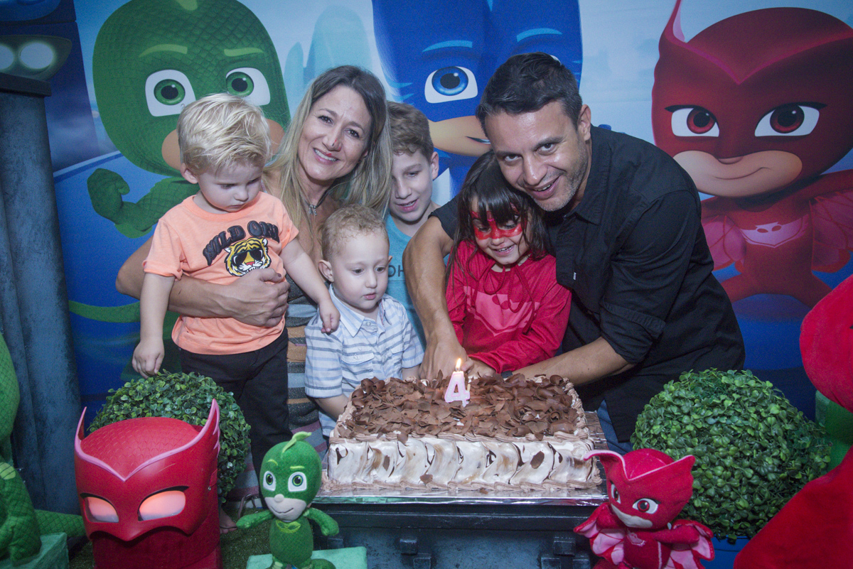 cortando o primeiro pedaço de bolo