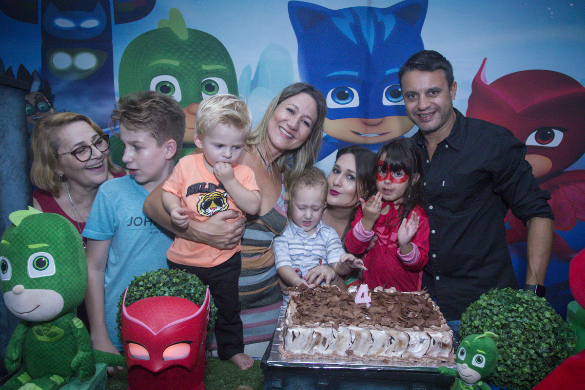 foto da família na mesa do bolo