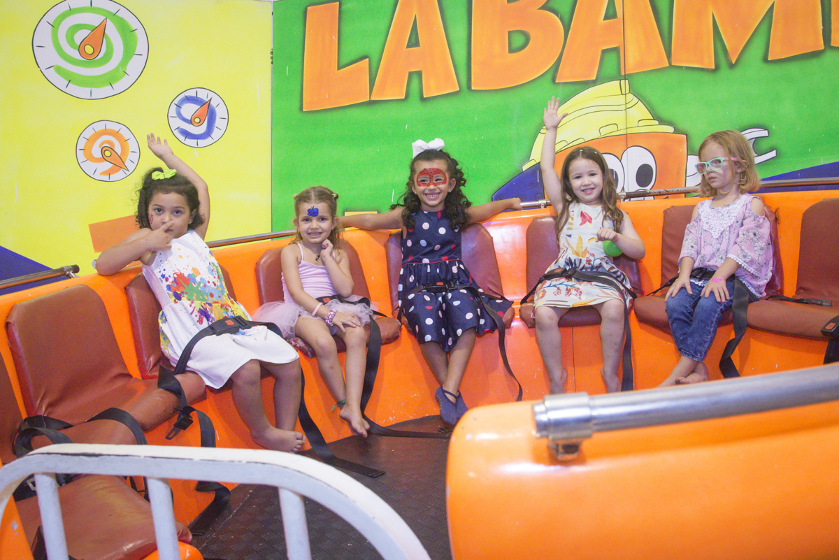 final de festa com os amigos no brinquedo labamba