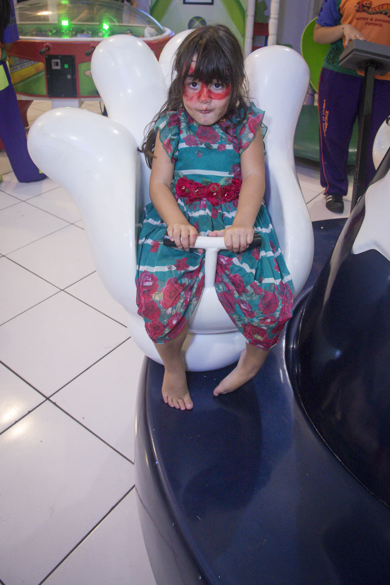 brincando no carrossel mão do mickey