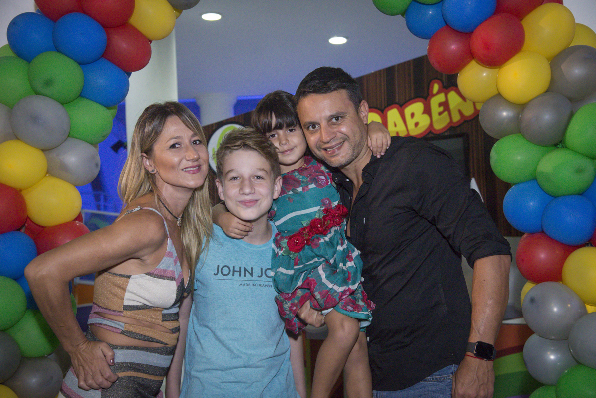 femília feliz com a festa