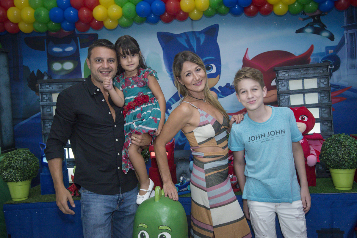 A família posa para foto na mesa decorada