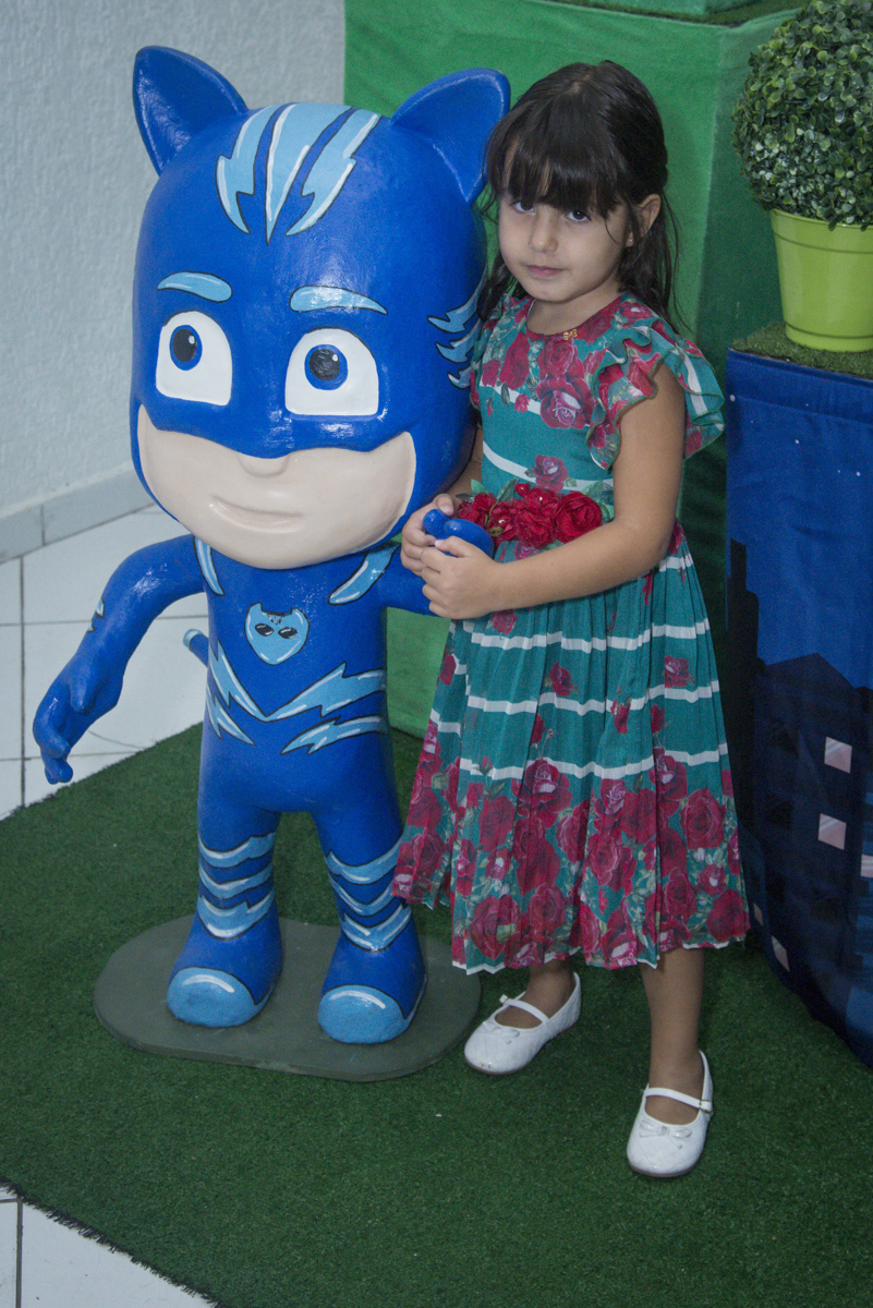 feliz ao lado do personagem da mesa