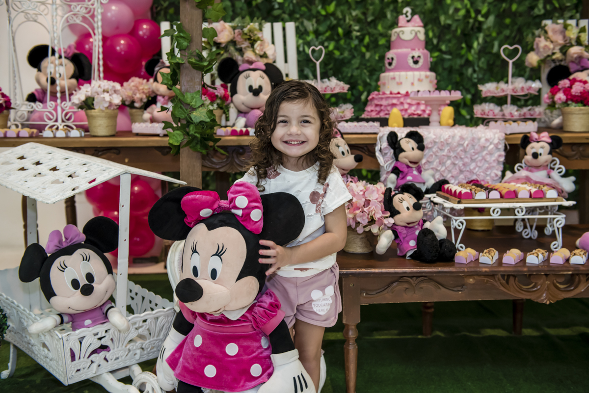 posando para a foto na mesa decorada minie rosa