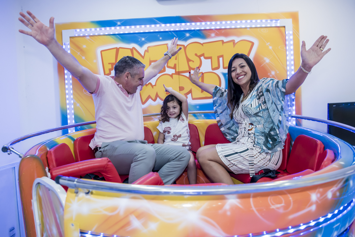 A família brincando no brinquedo labamba