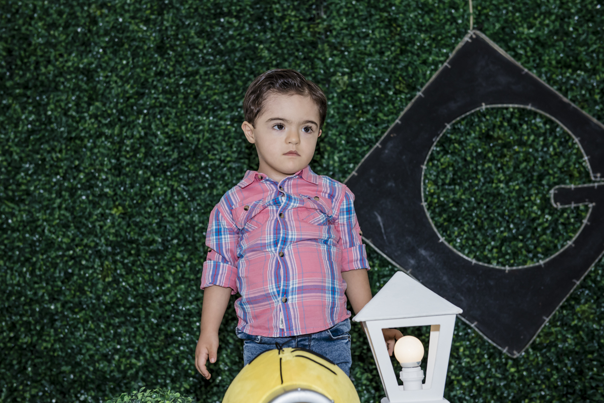 posando para a foto na mesa temática