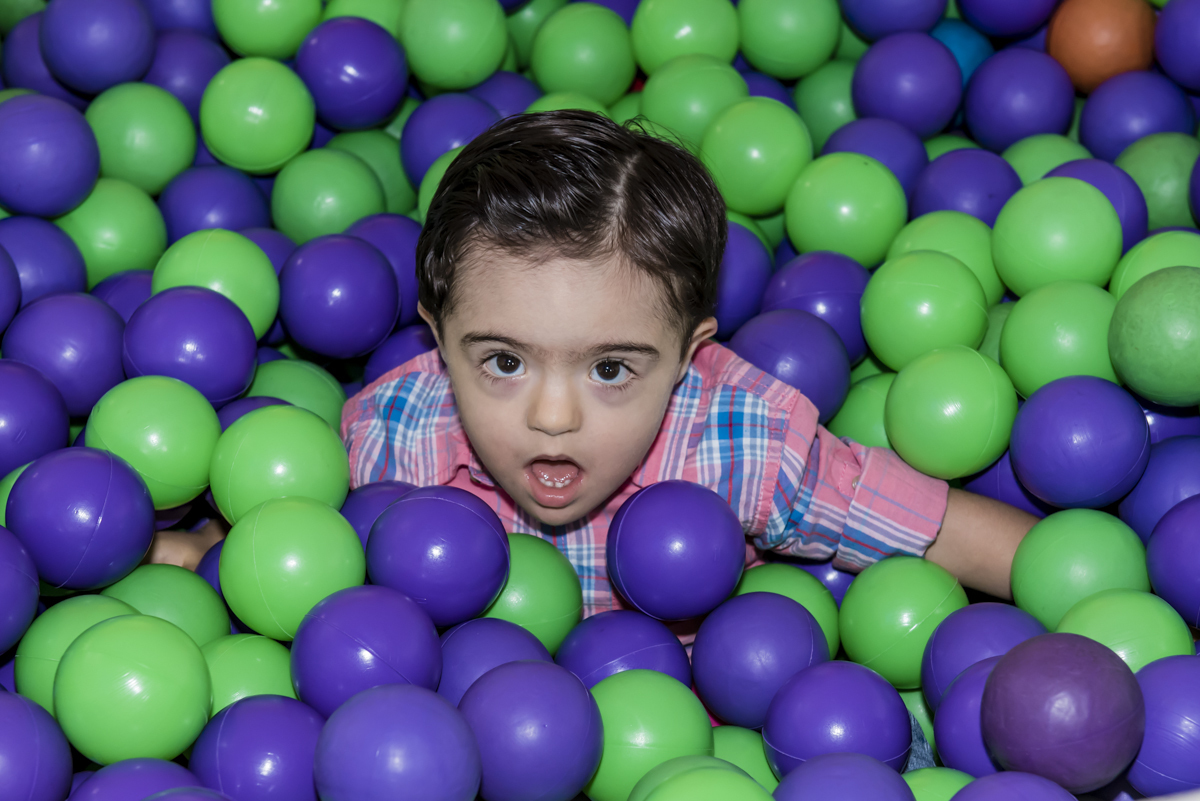 mergulho na piscina de bolinhas