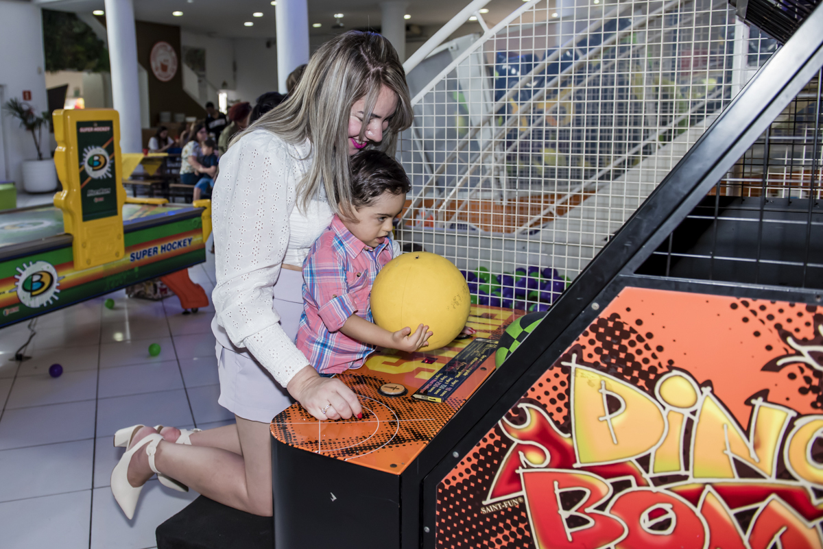 jogando basquete bol com a mamãe