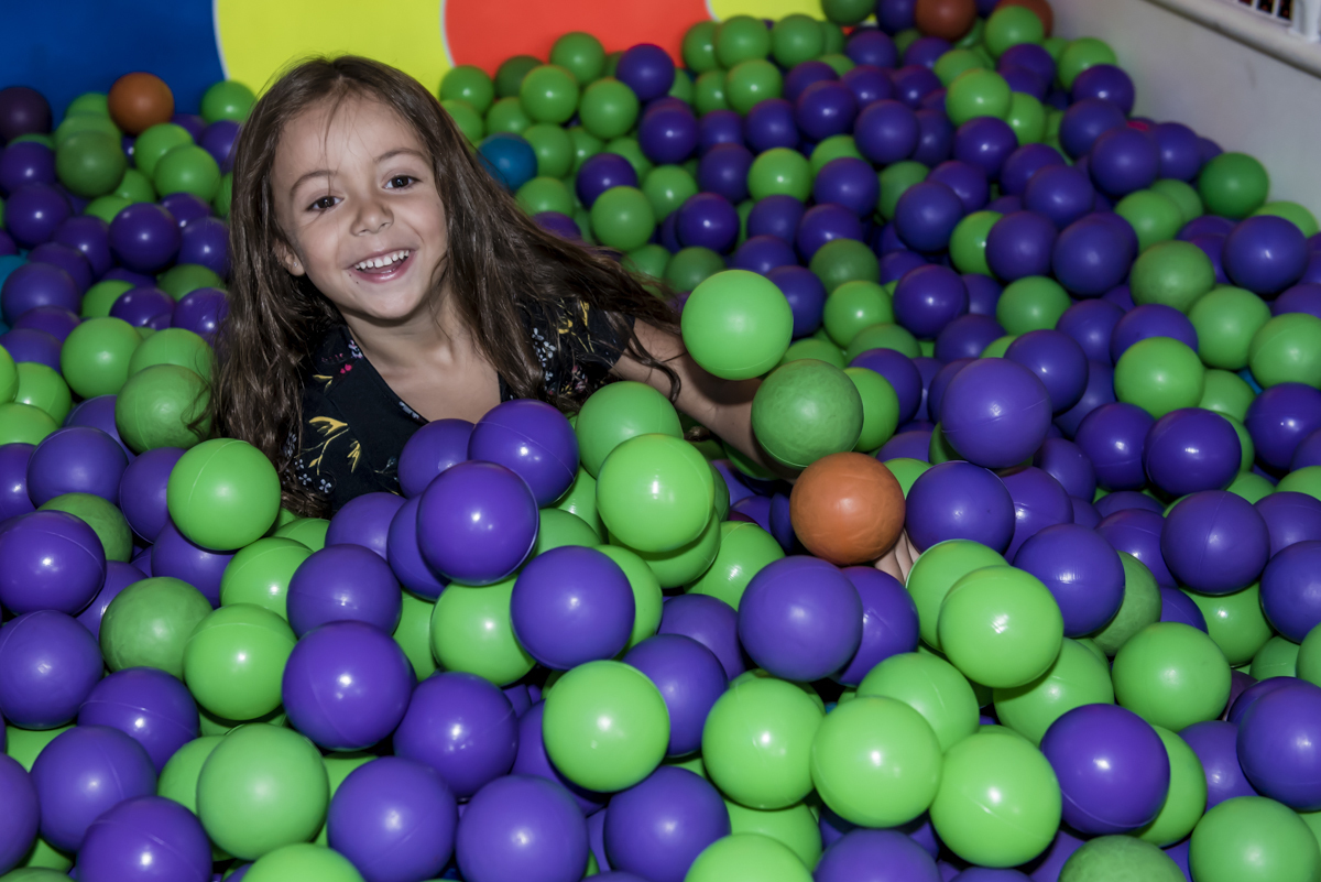 mergulho na piscina de bolinhas