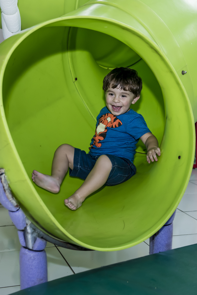 descida divertida no escorregador