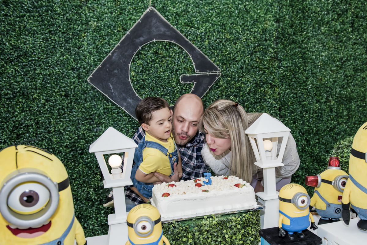 soprando a vela do  bolo