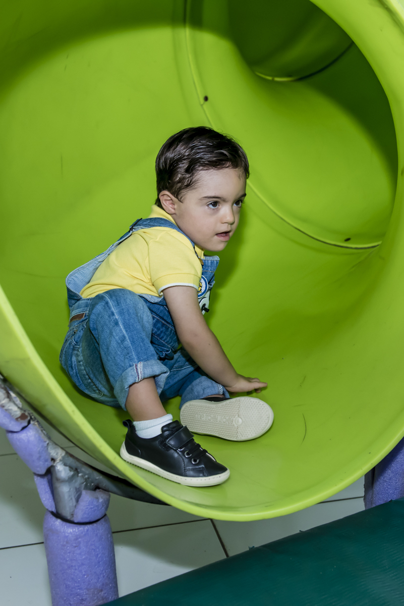 Aniversariante se diverte no escorregador do brinquedão