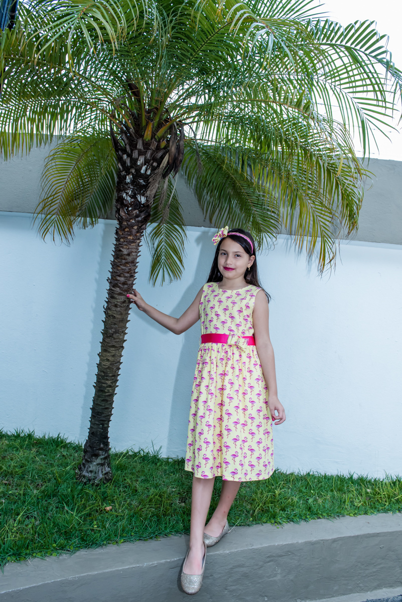 feliz posando para a foto no jardim