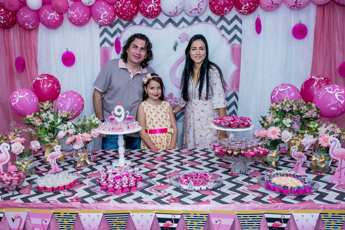 A Família feliz faz foto na mesa decorada
