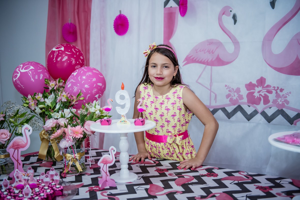 posando para a foto na mesa temática