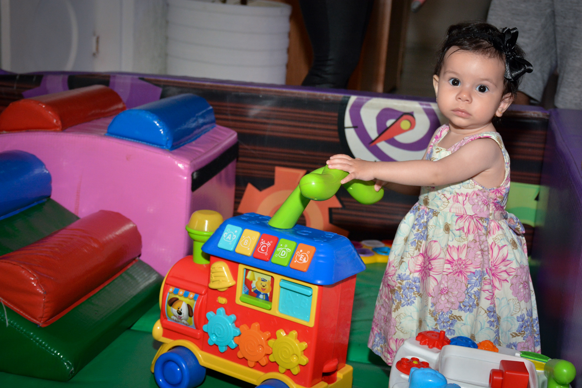 brincando com o carrinho de bonecas