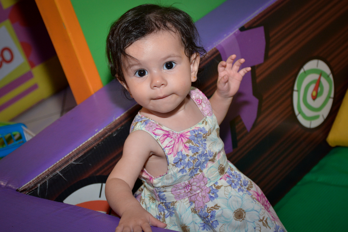bebê linda se diverte muito